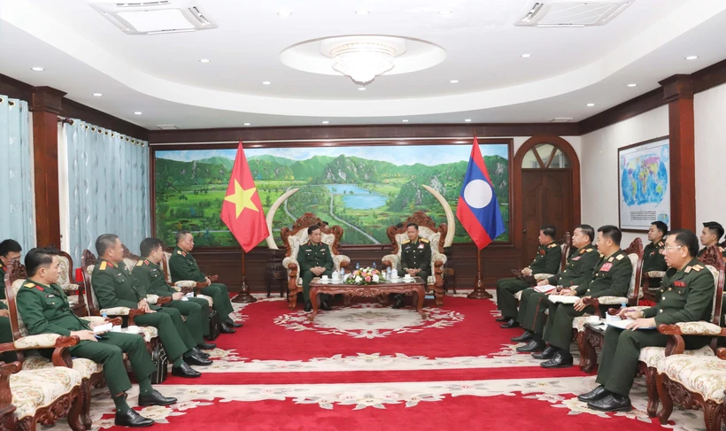 En la reunión entre el ministro de Defensa laosiano, coronel general Khamlieng Outhakaysone y coronel general Hoang Xuan Chien (Fuente: VNA)