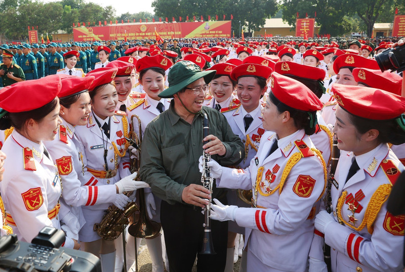 El primer ministro de Vietnam, Pham Minh Chinh, visita y motiva a las fuerzas armadas (Fuente: VNA)