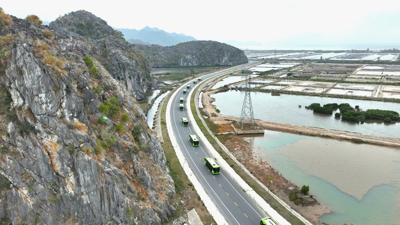 La línea de tren eléctrico de la estación Phu Long a la bahía central de Green Island opera en Cat Ba desde el 18 de abril. (Foto: VNA)