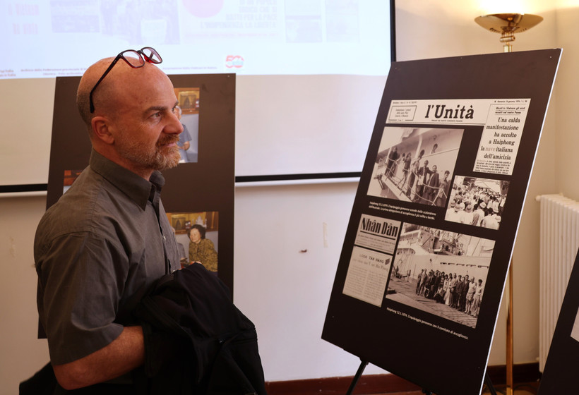 Los invitados disfrutan fotografías de la exposición fotográfica "Solidaridad y apoyo del pueblo italiano a Vietnam" (Foto:VNA)