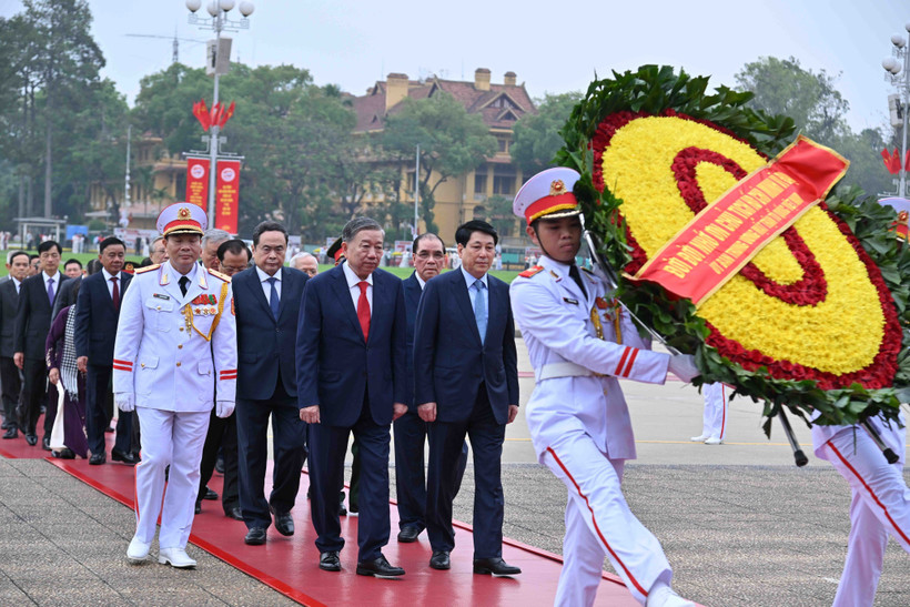 Una delegación de alto rango de representares del Comité Central del Partido Comunista de Vietnam, el Estado, la Asamblea Nacional, el Gobierno y el Frente de la Patria depositan ofrendas florales ante el Mausoleo del Presidente Ho Chi Minh (Fuente: VNA)