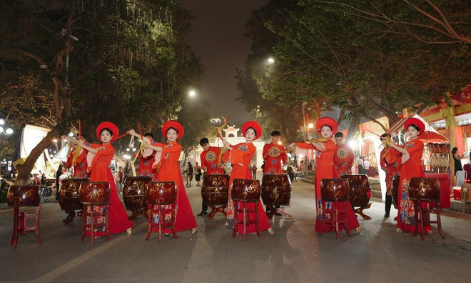 Los turistas internacionales disfrutan de la vida nocturna de Hanoi. (Foto: Vietnam+)