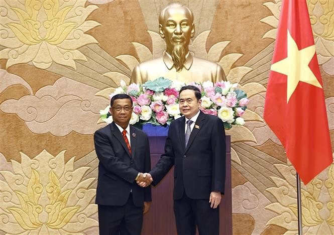 El presidente de la Asamblea Nacional de Vietnam, Tran Thanh Man (derecha) recibe al vicepresidente de la Asamblea Nacional de Laos, Suvon Luongbunmi (Fuente: VNA)