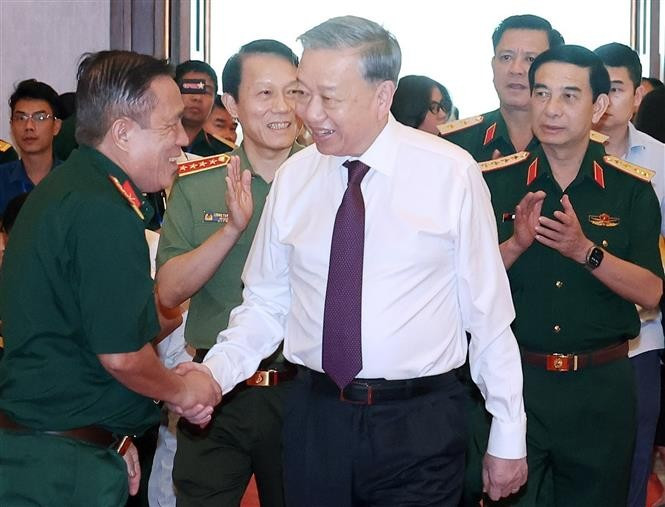 El secretario general del Partido Comunista de Vietnam , To Lam (centro) sostiene reunión con los héroes de guerra, generales y oficiales destacados que asistieron a la Campaña Ho Chi Minh (Fuente: VNA)