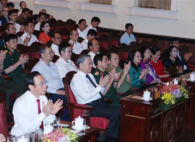 El secretario general del Partido Comunista de Vietnam (PCV), To Lam, y altos funcionarios participaan en el emotivo concierto “Sinfonía de la Paz” en Ciudad Ho Chi Minh (Fuente: VNA)