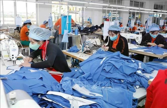 Producción de prendas para exportación a Japón en la empresa Hung Viet, provincia de Hung Yen. (Foto: VNA)