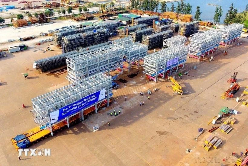 La empresa Doosan Vina exportó a Singapur un cargamento de mil 200 toneladas de módulos desde la Zona Económica de Dung Quat, cen la provincia de Quang Ngai. (Foto: VNA)