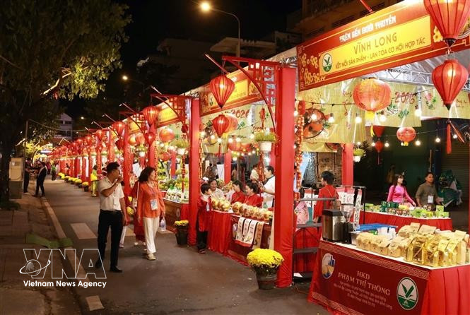El mercado de flores de primavera en la calle Nguyen Van Cua, en el barrio de Phu Dinh, Ciudad Ho Chi Minh (Fuente: VNA)