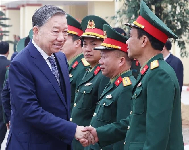 El secretario general del Partido Comunista de Vietnam (PCV), To Lam, efectúa una visita de trabajo a la Brigada de Misiles 490 del Cuerpo de Artillería (Fuente: VNA)