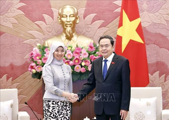 El presidente de la Asamblea Nacional (Parlamento) de Vietnam, Tran Thanh Man, recibe a la secretaria general de la Asamblea Interparlamentaria de la ASEAN (AIPA), Siti Rozaimeriyanty Dato Haji Abdul Rahman (Fuente: VNA)