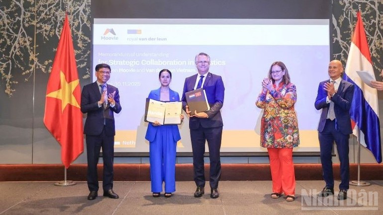 Dirigentes de la Administración Marítima y de Vías Navegables de Vietnam y de la empresa STC B.V. (STC Next) firmaron un Memorando de Entendimiento sobre cooperación en materia de capacitación en el ámbito marítimo. Foto: nhandan.vn