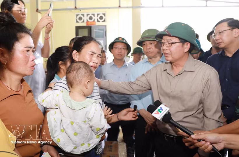 El viceprimer ministro Ho Quoc Dung visita la escuela primaria de la comuna de Muong Than, donde brinda su apoyo y entregó obsequios a familias con miembros fallecidos, desaparecidos o heridos, así como a hogares afectados por desastres naturales que residen temporalmente en dicha escuela. Foto: VNA