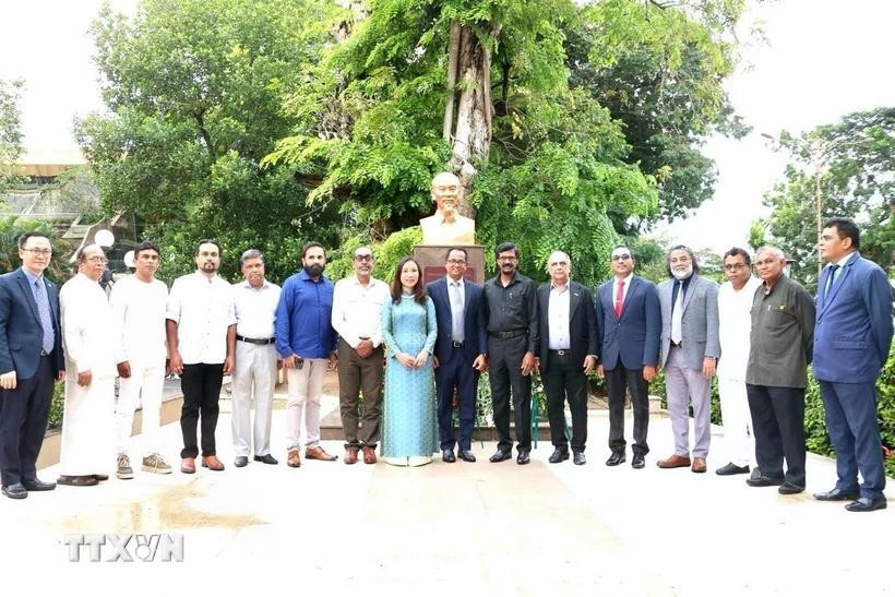 Delegados ante el Monumento al Presidente Ho Chi Minh en Colombo (Fuente: VNA)