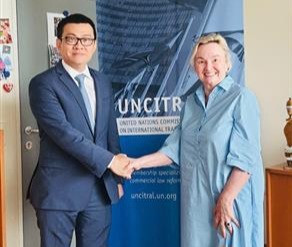 El embajador Vu Le Thai Hoang y Anna Joubin-Bret, secretaria de la Comisión de las Naciones Unidas para el Derecho Mercantil Internacional (Fuente: VNA)