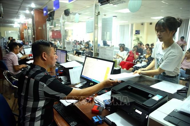 Procesamiento de trámites para establecer una empresa en la Oficina de Registro Mercantil del Departamento de Planificación e Inversiones de Hanoi (Foto: VNA)