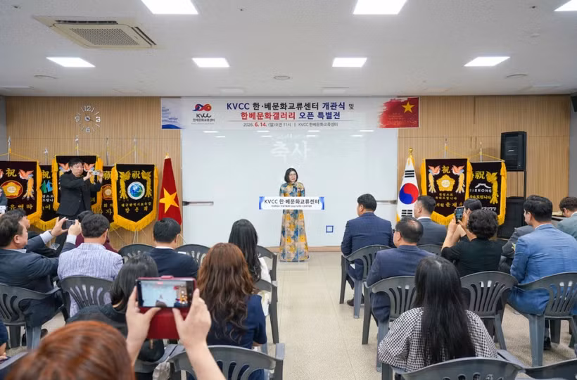 La cónsul general de Vietnam en Busan, Doan Phuong Lan, habla en la cita (Fuente: baoquocte.vn)