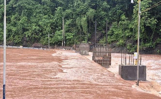 Fuertes lluvias provocan la subida del nivel del agua, inundando carreteras y el subsuelo en el norte de la provincia de Quang Tri. Foto: VNA