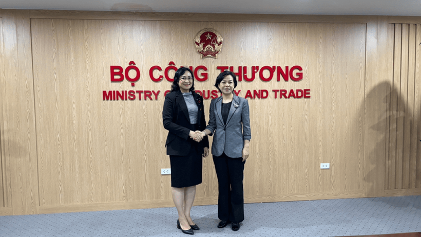 La viceministra de Industria y Comercio de Vietnam, Phan Thi Thang, se reúne con Zhang Min, vicegobernadora de la provincia china de Henan (Fuente: VNA)