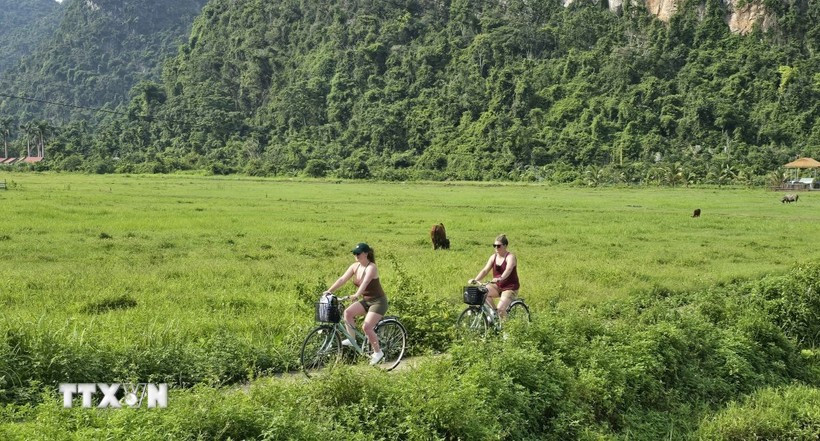 Turistas extranjeros visitan el sitio de turismo comunitario de Viet Hai (Foto: VNA)