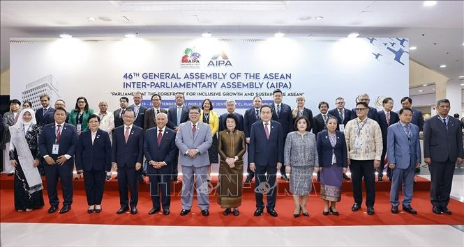 El presidente de la Asamblea Nacional, Tran Thanh Man (sexto desde la derecha, primera fila) y otros delegados en la ceremonia inaugural de la 46.ª Asamblea General de la Asamblea Interparlamentaria de la ASEAN. (Foto: VNA)