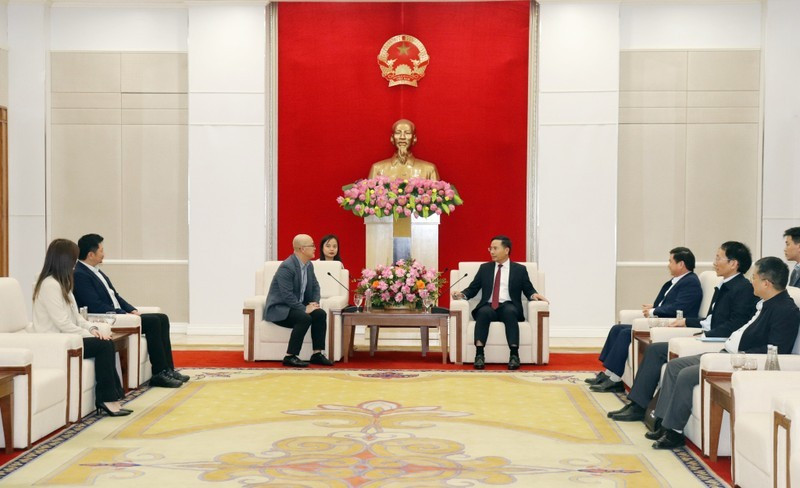 Pham Duc An, vicesecretario del Comité del Partido y presidente del Comité Popular de Quang Ninh recibe al director de Relaciones Públicas del grupo Lite-On Technology (Fuente: VNA)
