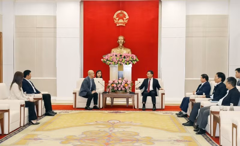 Pham Duc An, vicesecretario del Comité del Partido y presidente del Comité Popular de Quang Ninh recibe al director de Relaciones Públicas del grupo Lite-On Technology (Fuente: VNA)
