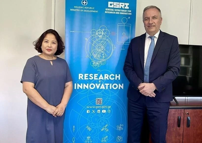 La embajadora de Vietnam en Grecia, Pham Thi Thu Huong y el viceministro griego de Investigación e Innovación, dependiente del Ministerio de Desarrollo, Stavros Kalafatis (Fuente: VNA)