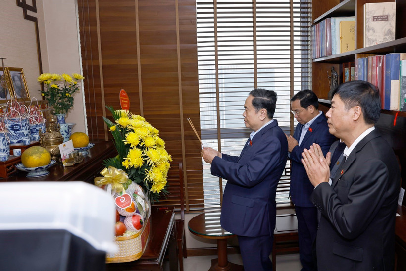 El presidente de la Asamblea Nacional, Tran Thanh Man, visita a la familia y ofrece incienso en memoria del difunto secretario general Truong Chinh. Foto: Doan Tan - VNA.