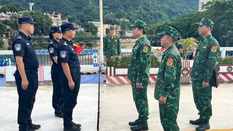 Las fuerzas de guardia fronteriza de la provincia vietnamita de Lao Cai y china de Honghe lanzan las patrullas conjuntas del año 2026 (Fuente: VNA)