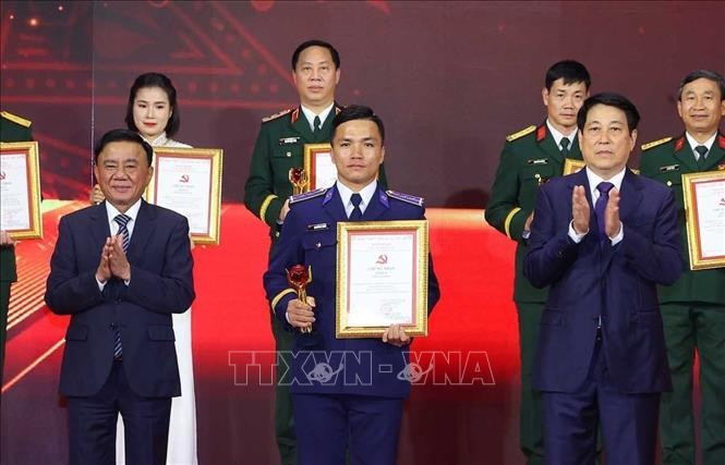 El presidente Luong Cuong (derecha) entrega el premio A al autor y al grupo de autores ganadores. Foto: VNA