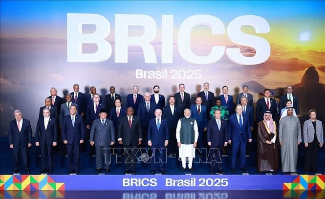El primer ministro Pham Minh Chinh y los jefes de las delegaciones que asisten a la Cumbre BRICS 2025 posan para una foto de grupo. (Foto: VNA)