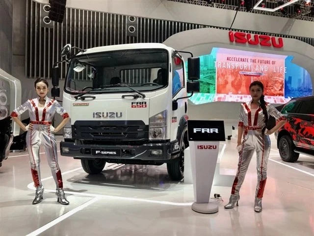 Un nuevo modelo de camión en el Salón del Automóvil de Vietnam en octubre de 2024. (Foto: VNA)