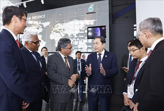 El presidente de la Asamblea Nacional, Tran Thanh Man, conversa con los líderes del Grupo Petronas. Foto: VNA