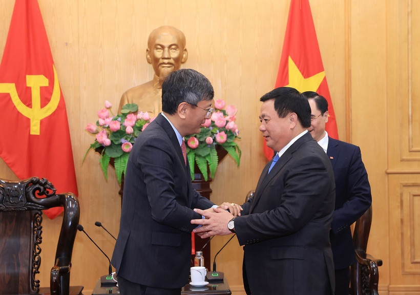 El director de la Academia Nacional de Política de Ho Chi Minh, Nguyen Xuan Thang, recibió al embajador de India en Vietnam. Foto: VNA