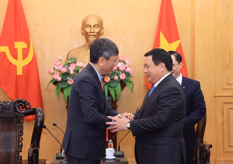El director de la Academia Nacional de Política de Ho Chi Minh, Nguyen Xuan Thang, recibió al embajador de India en Vietnam. Foto: VNA