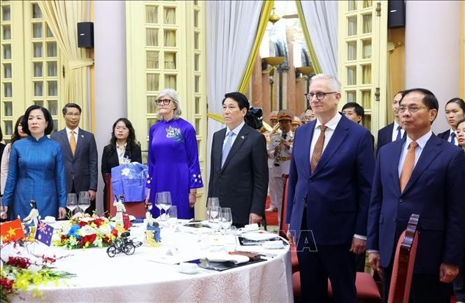 El presidente vietnamita, Luong Cuong, y su esposa ofrecen un solemne banquete en honor de la gobernadora general de Australia, Sam Mostyn, y su cónyuge (Fuente: VNA)