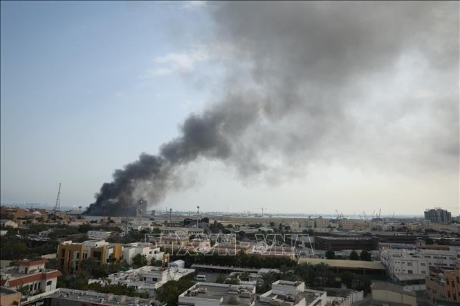 El humo se eleva después de que un misil iraní impactara el cuartel general de la Quinta Flota de la Armada de los EE. UU. en Manama, Bahréin, el 28 de febrero de 2026. Foto: AA/VNA