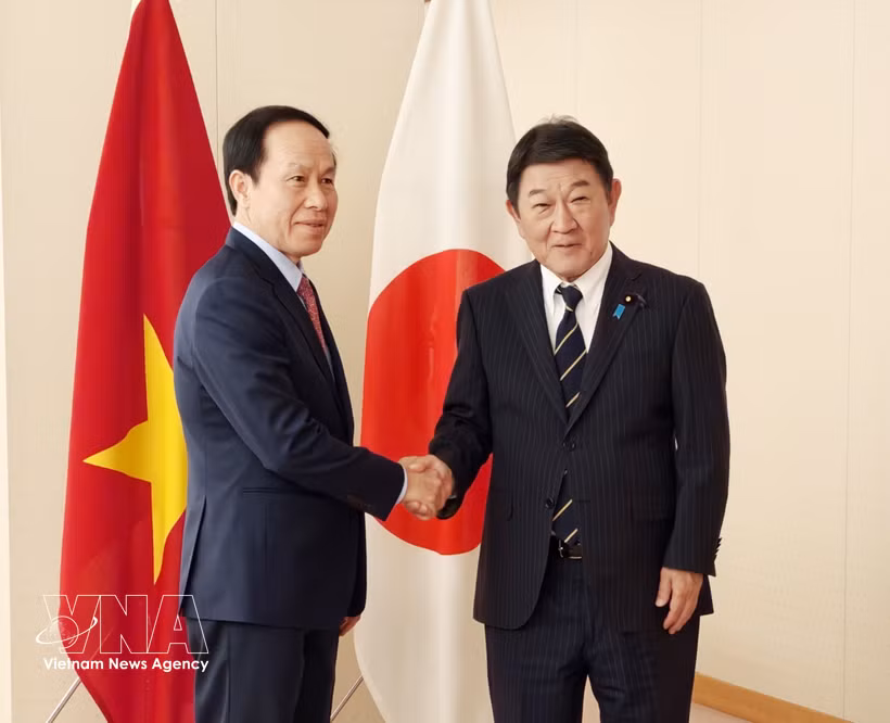 El viceprimer ministro de Vietnam, Le Tien Chau y el canciller de Japón, Motegi Toshimitsu (Fuente: VNA)
