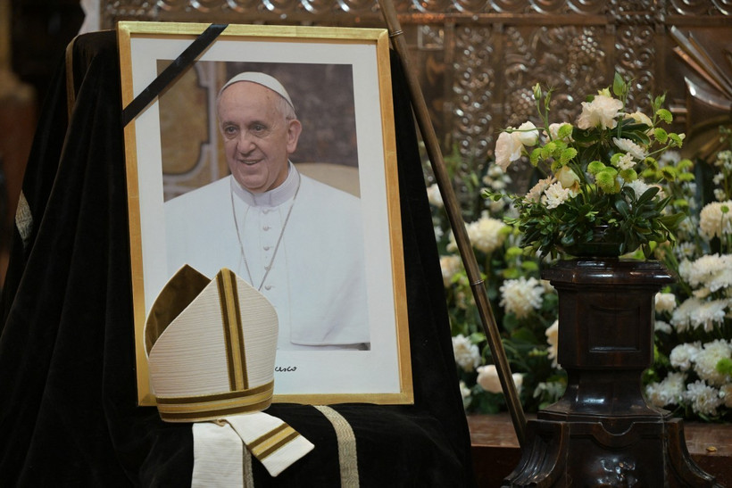 Retrato del Papa Francisco en la misa interreligiosa en la Catedral de Buenos Aires, Argentina (Foto: AFP)