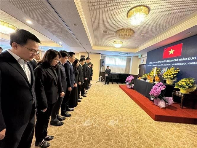 Funcionarios y el personal de la Embajada de Vietnam en Japón guardan un minuto de silencio en memoria del expresidente Tran Duc Luong. (Foto: VNA)