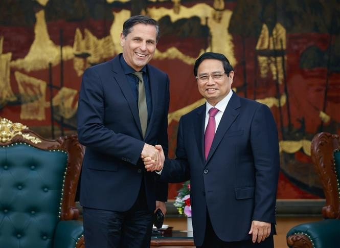 El primer ministro vietnamita, Pham Minh Chinh (derecha) recibe a Klaus Zellmer, presidente del Grupo Skoda Auto (Fuente: VNA)