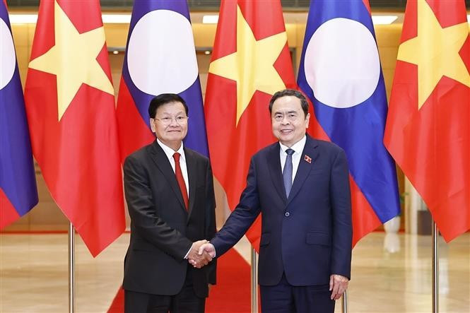 El presidente de la Asamblea Nacional de Vietnam, Tran Thanh Man (derecha) y el secretario general del Partido Popular Revolucionario de Laos (PPRL) y presidente de ese país, Thongloun Sisoulith (Fuente: VNA)