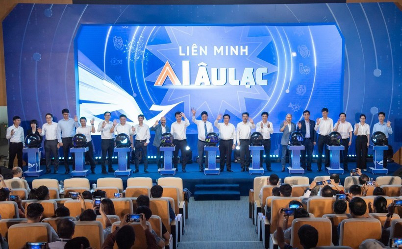 Más de 20 agencias gubernamentales, empresas y universidades se unen para establecer la primera Alianza de Inteligencia Artificial de Vietnam. (Foto: VietnamPlus)
