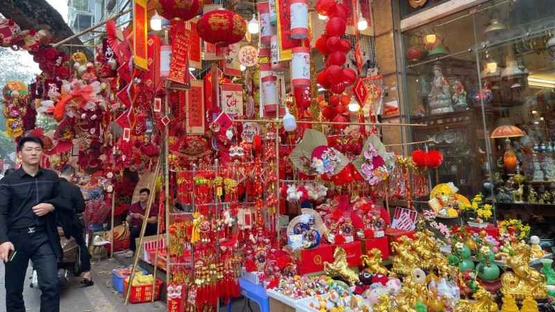 Hanoi ha entrado en el punto álgido de su temporada de compras de fin de año (Fuente: nhandan.vn)