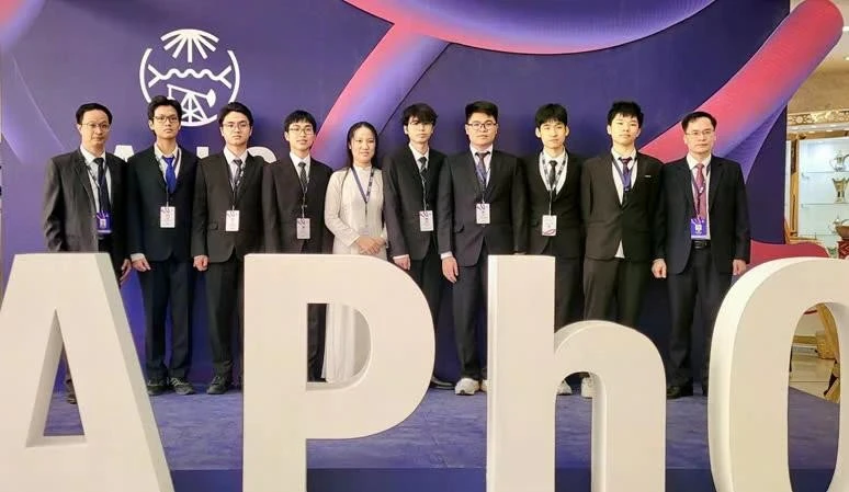 Los ocho estudiantes vietnamitas que participan en la Olimpiada Asiática de Física (APhO) 2025 en Arabia Saudita (Fuente: VNA)