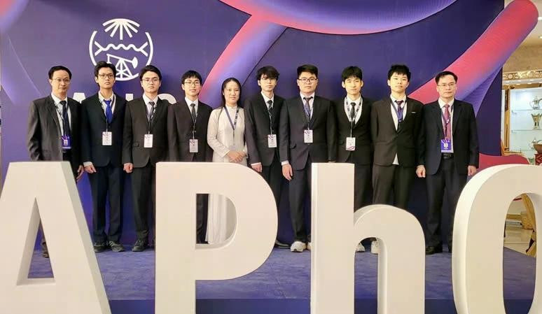 Los ocho estudiantes vietnamitas que participan en la Olimpiada Asiática de Física (APhO) 2025 en Arabia Saudita (Fuente: VNA)