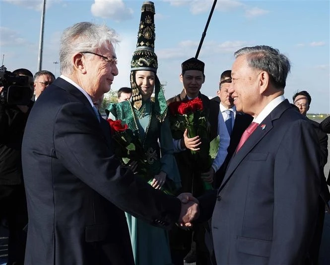 El Presidente de Kazajstán, Kassym-Jomart Tokayev, recibe al secretario general del Partido Comunista de Vietnam, To Lam en el Aeropuerto Internacional Nursultan Nazarbayev, en la capital Astana. (Foto: VNA)