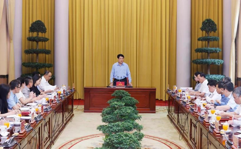 El presidente vietnamita, Luong Cuong, sostiene una sesión de trabajo con el personal de la Oficina Presidencial (Fuente: VNA)