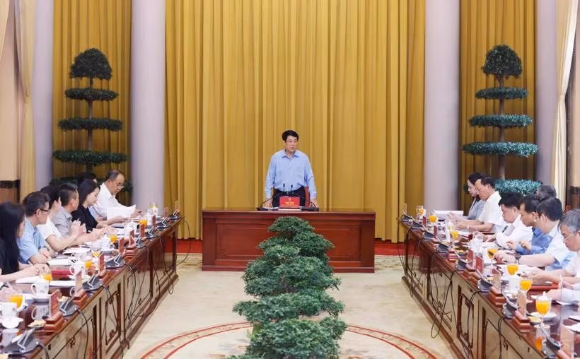El presidente vietnamita, Luong Cuong, sostiene una sesión de trabajo con el personal de la Oficina Presidencial (Fuente: VNA)