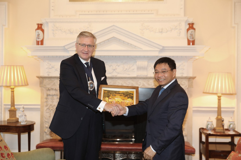 El ministro de Finanzas de Vietnam, Nguyen Van Thang, y el Lord Alcande de Londres, Alastair King (Fuente: VNA)